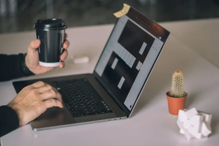 Freelance WooCommerce vs agencia para optimizar tienda