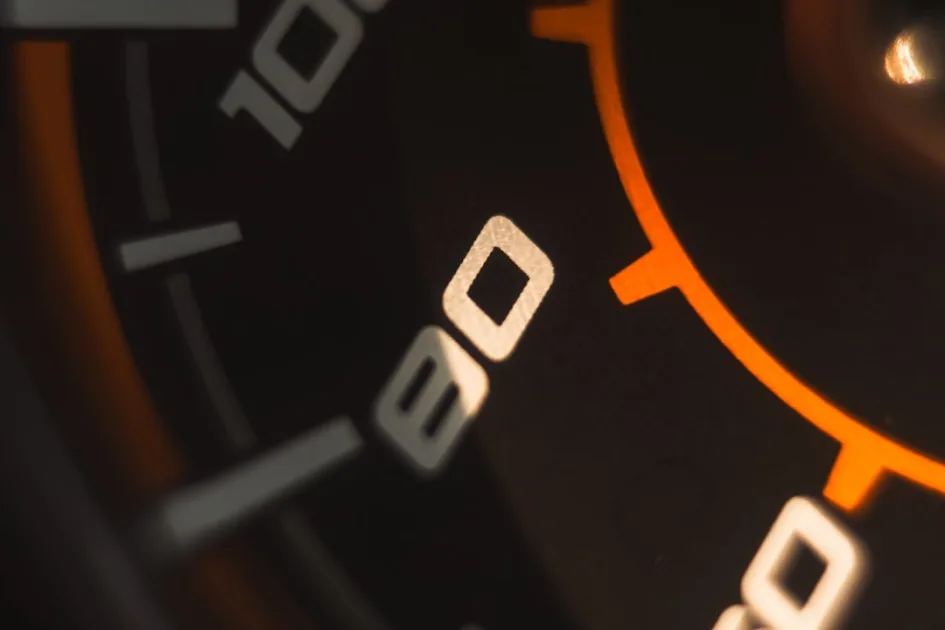 A close up of a speedometer with a blurry background