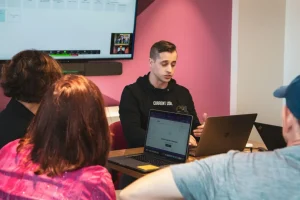 Freelance o agencia para integrar IA en tu web: guía comparativa
